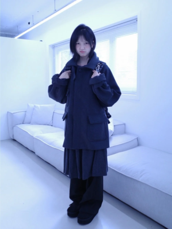 コート姿の若い女性