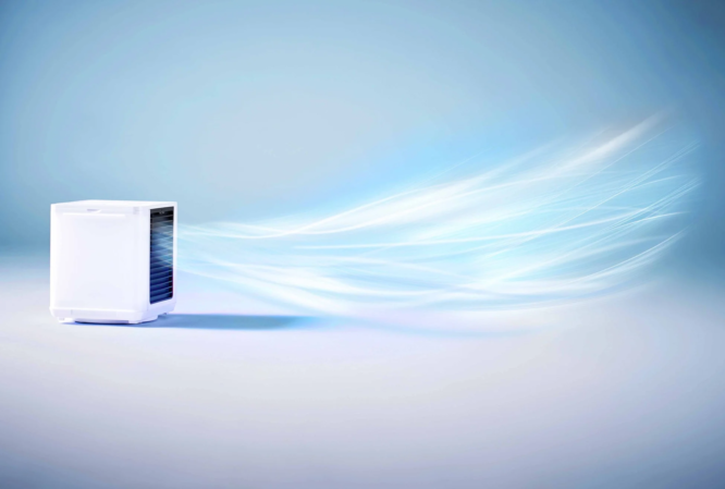 清らかな青い風を送り出す白いコンパクトな空調家電