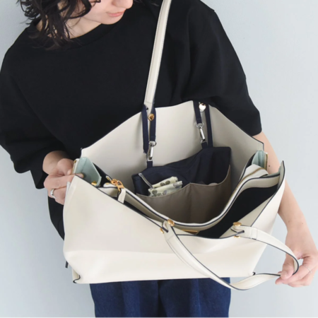 女性が整理されたトートバッグを持っている