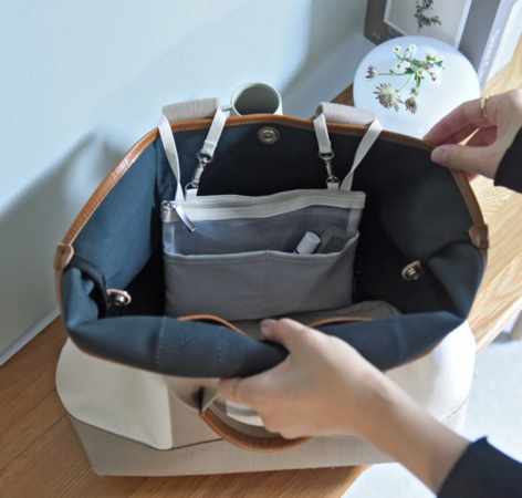 トートバッグを開けてバッグインバッグが見える