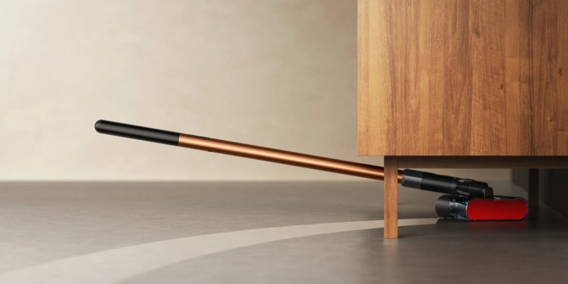 家具の下を掃除するDyson PencilWash™