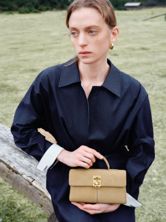 Dawnスエードのバッグを持つ女性