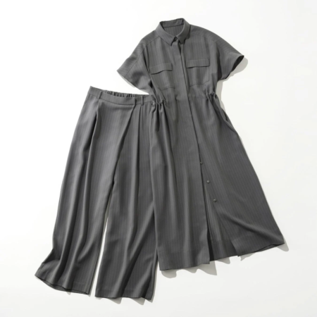 ダークグレーのピンストライプ柄のシャツワンピースとワイドパンツのセットアップ
