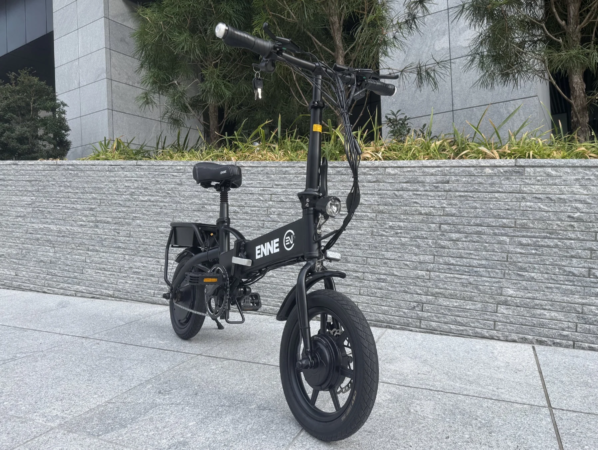 モダンな建物前の黒いENNE EV