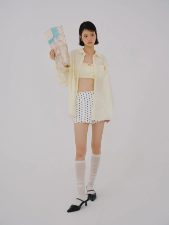 旅をテーマにしたコレクションのLOOK