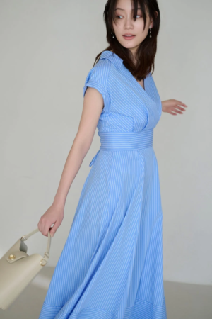 水色のストライプ柄Vネックワンピース