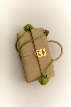 Dawn スエードのハンドバッグと花