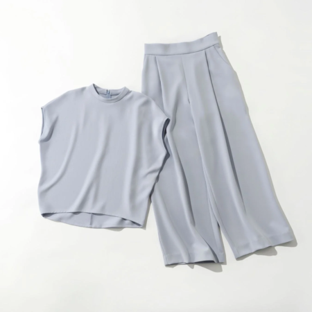 淡いブルーのノースリーブトップスとワイドパンツのセットアップ