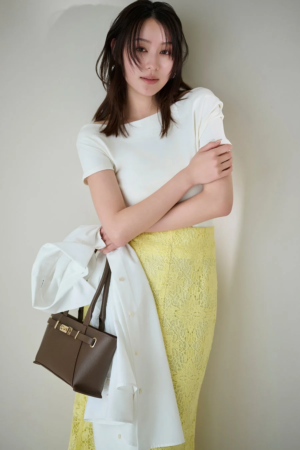 白いトップスと黄色のレーススカート