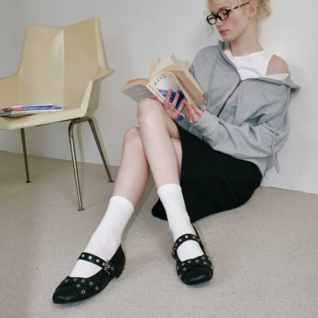 女性、読書、メリージェーンシューズ