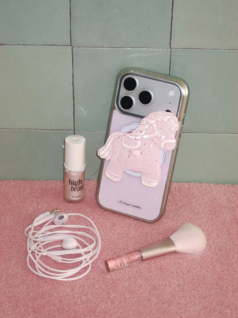 ピンクの馬のモチーフが付いたiPhoneとコスメ