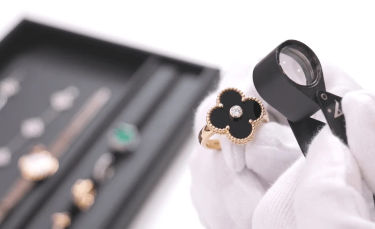 GIA鑑定士によるジュエリー鑑定の様子