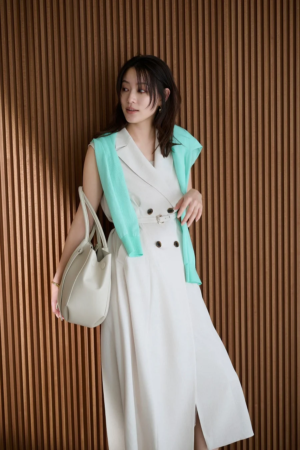 ベージュのノースリーブトレンチワンピース