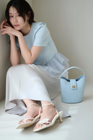 淡い水色のトップスとスカート