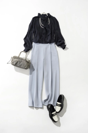 黒のボウタイブラウスとライトブルーのワイドパンツを基調とした、上品で洗練されたきれいめコーディネート