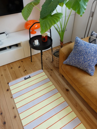 Amsterdamデザインのストレッチマットが敷かれたリビング