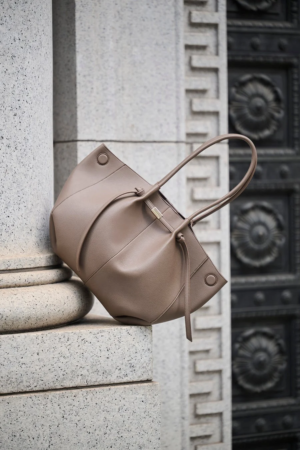 上品なグレージュのレザーハンドバッグ