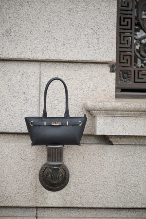 黒い革製のハンドバッグ