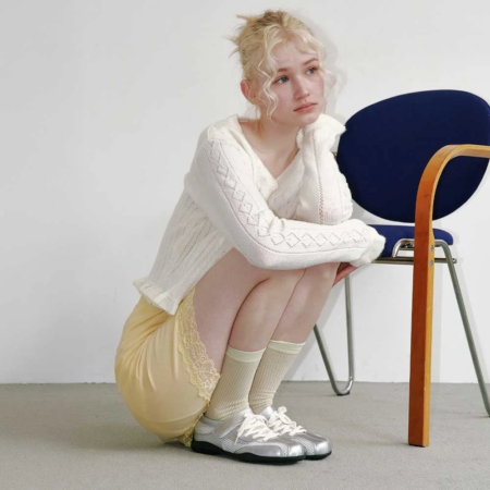 女性、白いニット、黄色いスリップ、レース、スニーカー