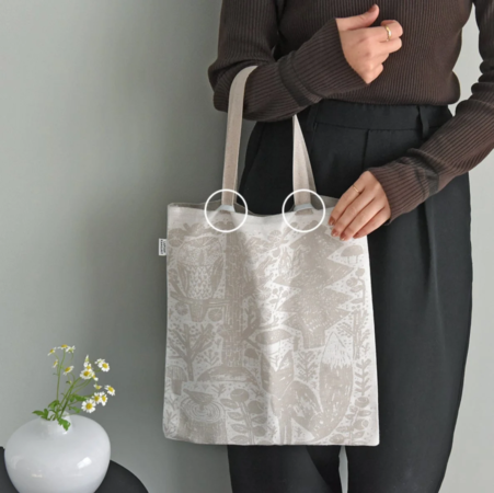 自然モチーフのトートバッグを持つ女性