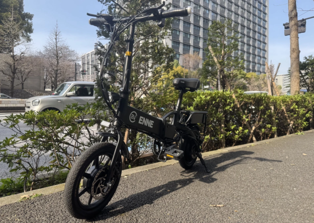 街路に停められたENNE EV