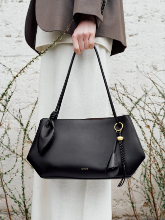 Bloom Key Holderを持つ女性