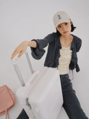 旅をテーマにしたコレクションのLOOK