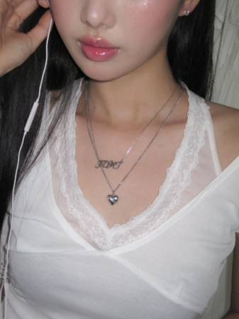 白いレースのトップスを着た女性のクローズアップ