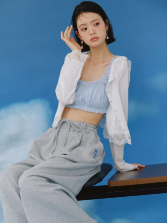 旅をテーマにしたコレクションのLOOK