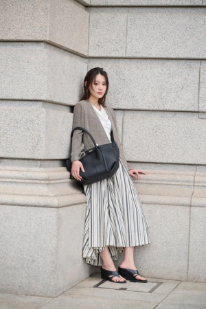 グレーのジャケットとストライプのスカート