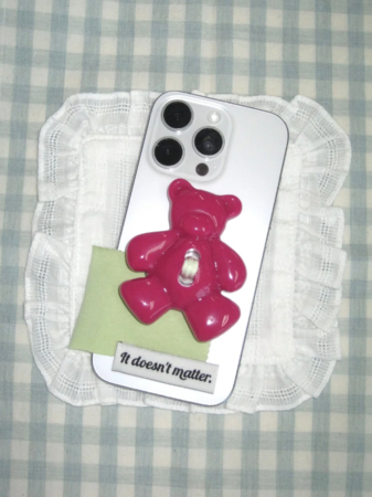 ピンクのクマ型スマホグリップが付いたスマートフォン