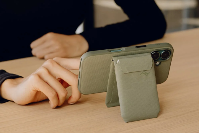 デスクでのスマホ利用