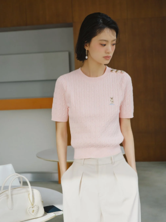 旅をテーマにしたコレクションのLOOK