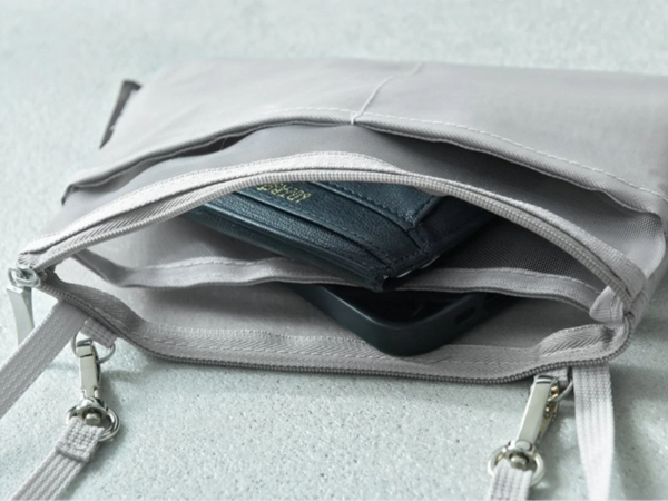 グレーのミニバッグの内部、スマホとカードケース