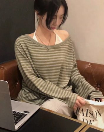 ストライプの肩出しトップス