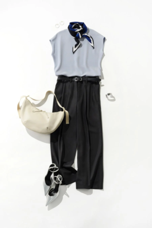 ライトブルーのノースリーブトップスと黒のワイドパンツを基調とした、スカーフとシルバーのパンプスがアクセントになったきれいめカジュアルなレディースコーディネート