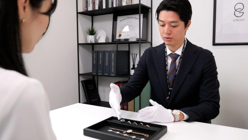 お客様と接客する鑑定士