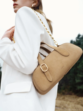 Dawnスエードのショルダーバッグを持つ女性