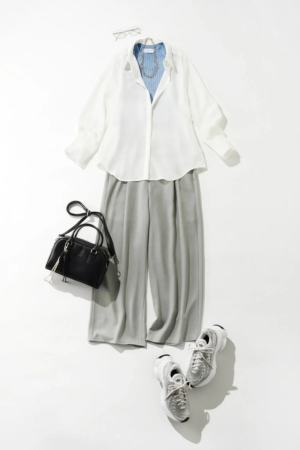 白シャツと水色のインナー、グレーのワイドパンツを合わせた、きれいめカジュアルなレディースコーディネート