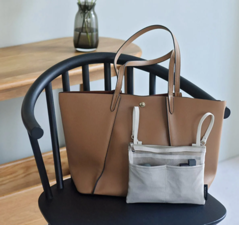 茶色のトートバッグと吊るされたバッグインバッグ