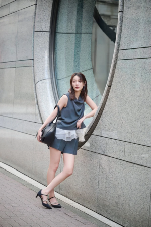 ノースリーブのトップスとショートパンツ