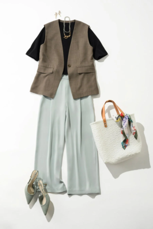 ベージュのジレ、黒Tシャツ、ミントグリーンのワイドパンツを合わせたきれいめカジュアルなレディースコーディネート