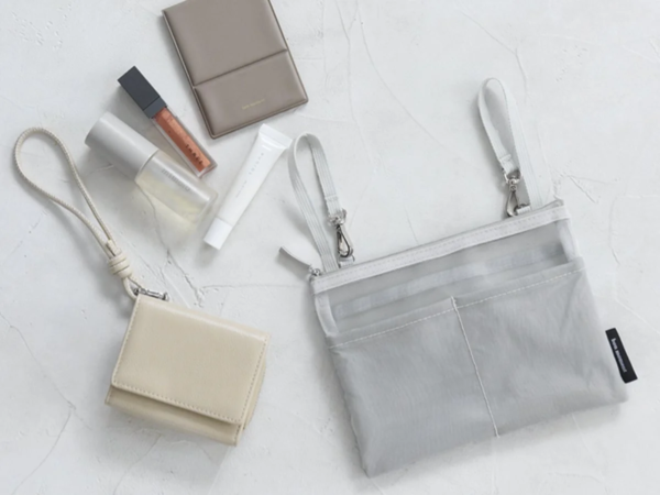 コスメ、財布、ポーチのフラットレイ