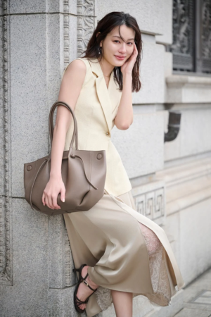 ノースリーブのトップスとレースの入ったロングスカート