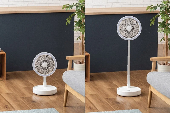 白い伸縮式の扇風機が、卓上サイズとフロアサイズに高さを変えられる様子を比較した画像です。リビングのような空間に置かれ、コンパクトさと機能性を伝えています。