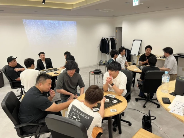 オフィスでカードゲームをする人々