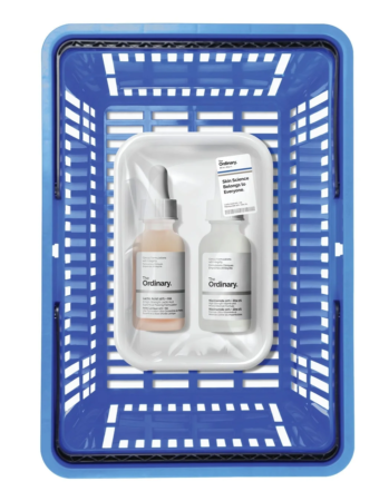 ショッピングバスケットに入ったThe Ordinaryのスキンケア製品