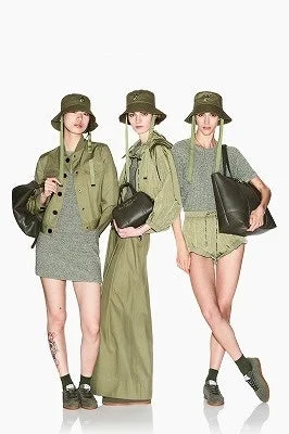 オリーブグリーンやカーキの衣装を身につけた3人の女性