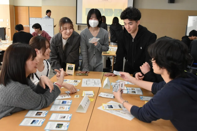 学生のグループワーク、カードと疑似通貨