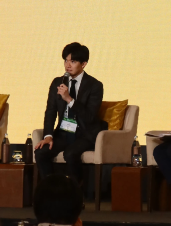 講演中の平岡 悠氏